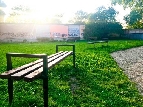 Opravené lavičky na Černé cestě.